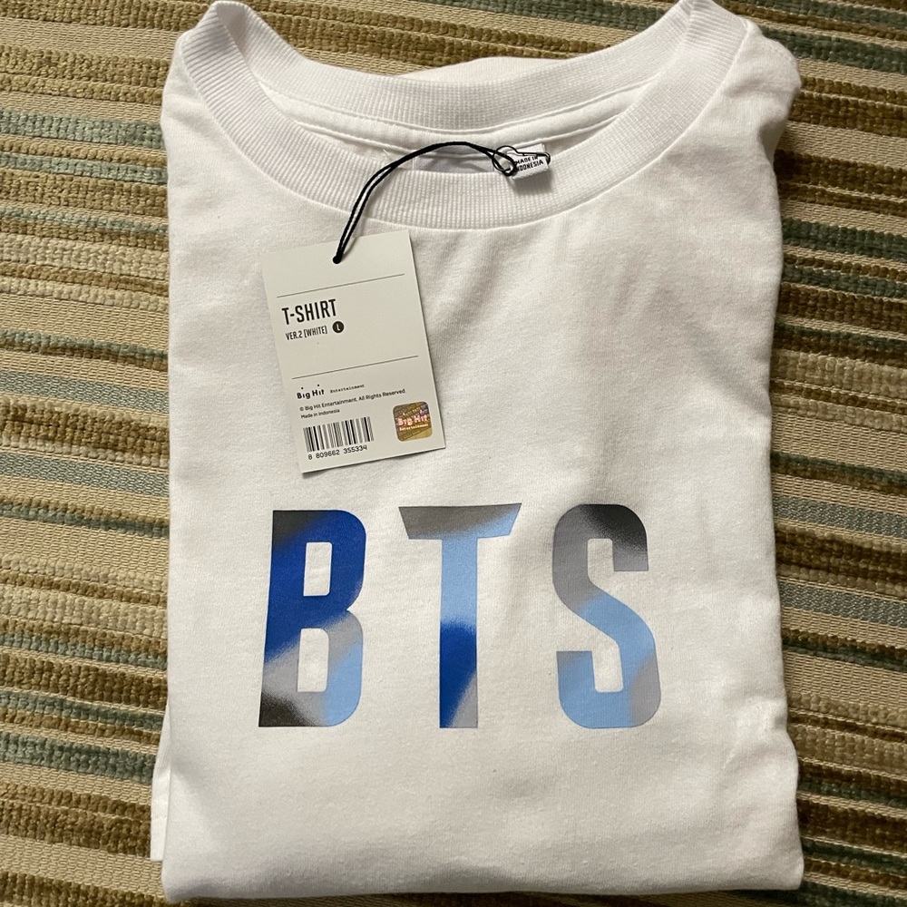 BTS OFFICIAL TOUR T-SHIRT